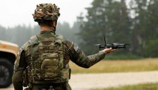 جندي أمريكي يطلق طائرة مسيرة