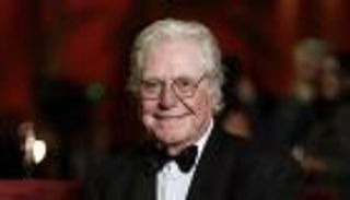 حفاظا على مهرجان القاهرة السينمائي.. حسين فهمي يرفض مليون دولار