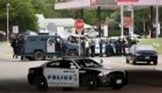 انتهى بمقتل المنفذ واثنين آخرين.. تفاصيل الهجوم المسلح على شرطة الهجرة في دالاس