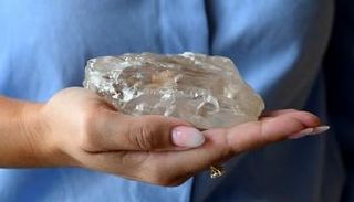 ثاني أكبر ماسة في العالم بوزن 2,492 قيراطا.