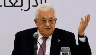 الرئيس الفلسطيني وهو يضع دبوس على شكل مفتاح العودة