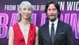 القُبلة أثارت الجدل.. حقيقة زواج كيانو ريفز وألكسندرا سرا