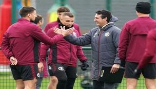 إيمري مع لاعبي أستون فيلا