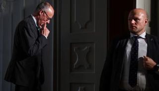 فريدريش ميرتس (يسار) مغادرا مؤتمرا صحفيا