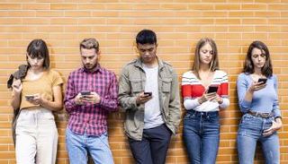 يلجأ الشباب للمراهنات والعملات المشفرة للاستثمار