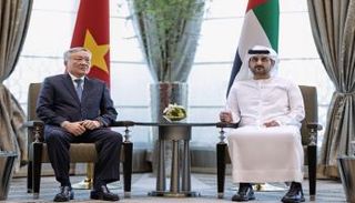 الشيخ مكتوم بن محمد بن راشد آل مكتوم ونجوين هوا بينه نائب رئيس وزراء فيتنام