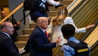 دونالد ترامب وزوجته ميلانيا يصعدان سلم الأمم المتحدة