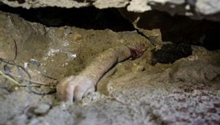 جثة طفل مدفونة تحت أنقاض مبنى قصفته إسرائيل في غزة