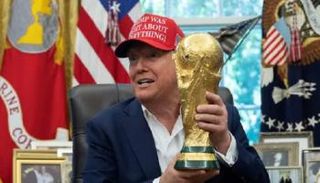 ترامب يحمل كأس العالم