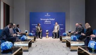 ابن طوق يطلع وزيري الاقتصاد والسياحة بألبرتا الكندية على بيئة الأعمال الإماراتية