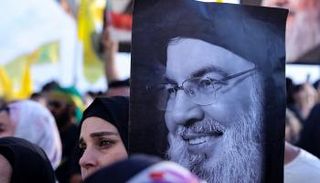 صورة نصرالله خلال إحياء أنصاره ذكرى مقتله