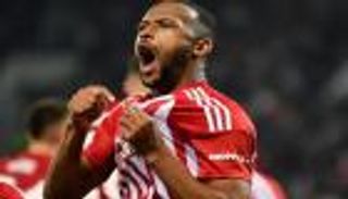 100 مباراة تصنع أسطورة مغربية في ملاعب اليونان