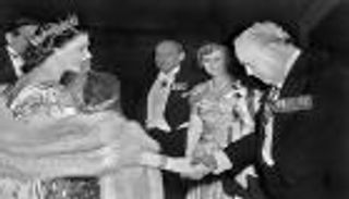 دموع تشرشل وصدام فيليب.. كواليس السنوات الأولى لجلوس إليزابيث على العرش