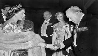 الملكة إليزابيت وونستون تشرشل