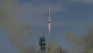 لحظة إطلاق الصين للقمر الاصطناعي