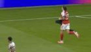 حدث في البريميرليغ.. مدافع أرسنال يسرق منشفة حارس نيوكاسل (فيديو)