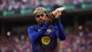 لامين يامال يستعرض جائزة كوبا الثانية أمام جماهير برشلونة (فيديو)