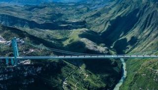 الصين تفتتح أطول جسر في العالم 