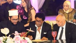 محمد منير في زفاف ابنة شقيقته 