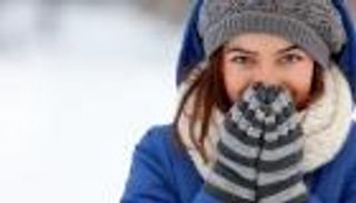 دراسة علمية: توضح لغز شعور النساء الدائم بالبرودة