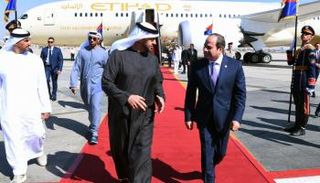 الشيخ محمد بن زايد آل نهيان لدى وصوله مطار القاهرة الدولي