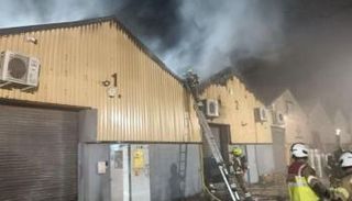 صورة أرشيفية لحريق في مستودع مساعدات لأوكرانيا بلندن