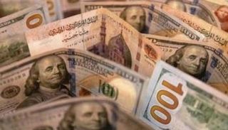 أوراق نقدية فئة 100 دولار أمريكي و200 جنيه مصري