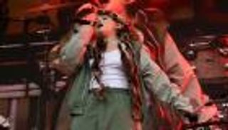 بعد سقوطها المفاجئ على المسرح.. تفاصيل الحالة الصحية للمغنية البريطانية لولا يونغ