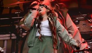 إغماء المغنية البريطانية لولا يونغ