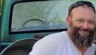 جندي أمريكي خدم بالعراق يحول كنيسة إلى رماد.. من هو توماس سانفورد؟