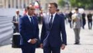 أزمة ثقة في فرنسا.. شعبية ماكرون تتهاوى وبداية متعثرة لرئيس وزرائه