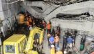 مقتل وإصابة العشرات بانهيار مبنى مدرسة في إندونيسيا