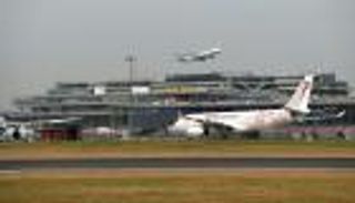 ركاب يتخلصون من جوازات سفرهم ويجبرون طائرة على الهبوط بباريس