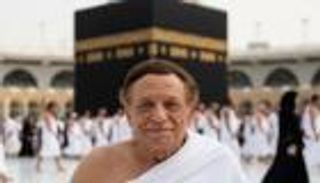 ظهر بملابس الإحرام على كرسي متحرك.. حقيقة صورة عادل إمام في مكة