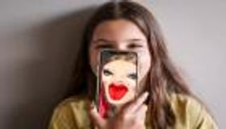 فرنسا تعتمد حظر استخدام مواقع التواصل للأطفال تحت 15 عاما