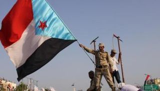  مقاتل يرفع علم جنوب اليمن