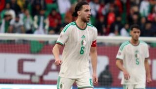 زروقي لاعب منتخب الجزائر