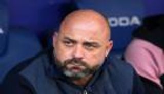 &laquo;هل نسيتم فيغو؟&raquo;.. مدرب إسبانيول يشعل ديربي برشلونة