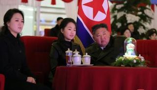 كيم جونغ أون وابنته (وسط)
