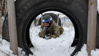 مجندة أوكرانية خلال تدريب