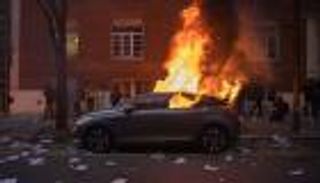 إضرام النار بـ1173 سيارة خلال ليلة رأس السنة في فرنسا