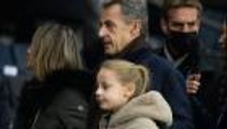 كارلا بروني ونيكولا ساركوزي يستقبلان العام الجديد مع ابنتهما جوليا