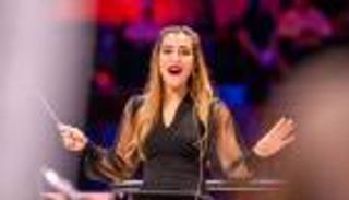 ياسمينا صباح تحلق بالموسيقى معلّقة في الهواء عند برج خليفة