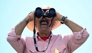 مادورو ينظر عبر نظارة مُعظِّمة