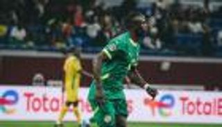 هداياه مستمرة.. ساديو ماني &laquo;بابا نويل&raquo; كأس أمم أفريقيا (فيديو)