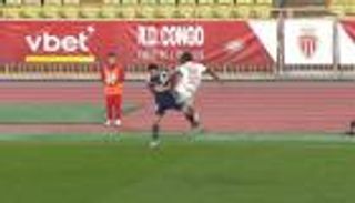 ركلة متهورة.. &laquo;مستر كاراتيه&raquo; في الدوري الفرنسي (فيديو)