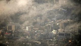 دخان متصاعد جراء انفجارات سابقة - أرشيفية