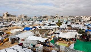 ملاجئ في مخيم للنازحين الفلسطينيين بغزة