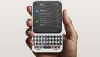 هاتف بملامح بلاك بيري يعود من بوابة Clicks