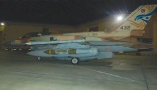 طائرة إف-16 آي تابعة لإسرائيل تحمل قنبلة خارقة للتحصينات أسفل جناحها 